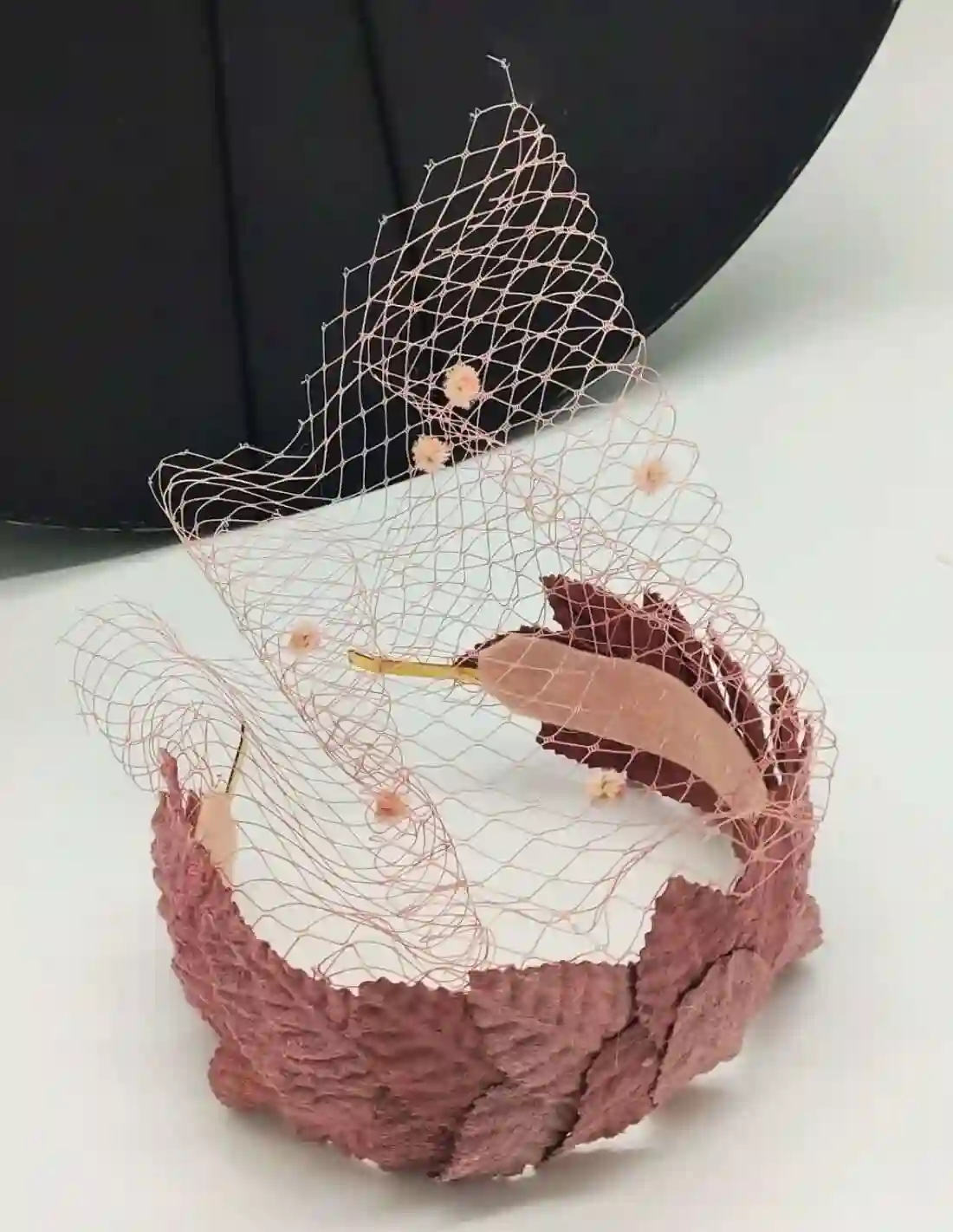Diadema de minihojas con redecilla