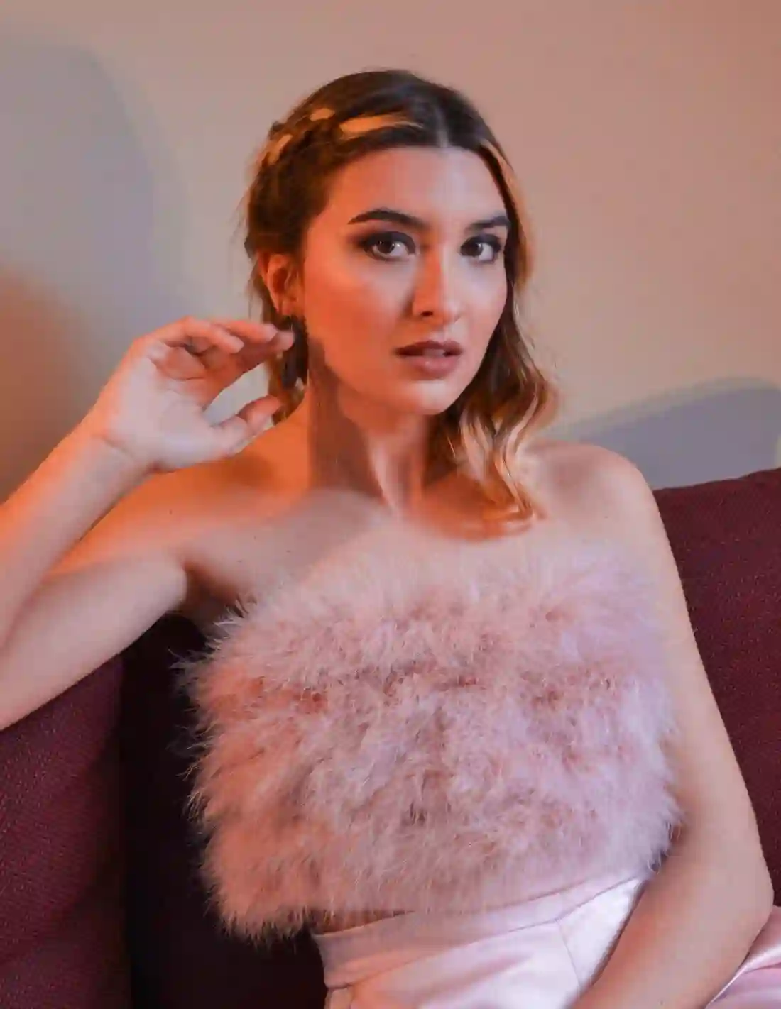 Top de fiesta rosa empolvado con plumas escote palabra de honor