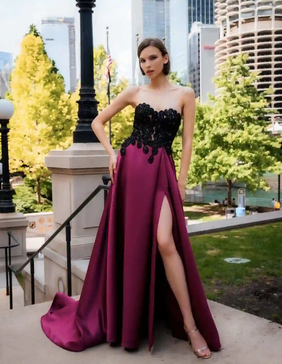 Vestido largo de fiesta con top bordado de pedrería y falda con abertura lateral