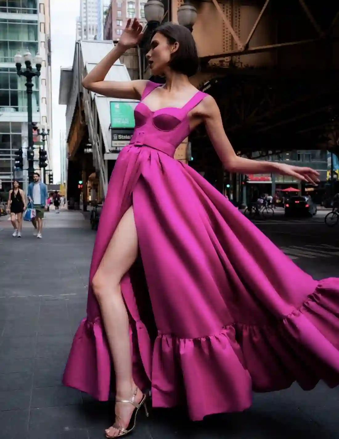 Vestido largo de fiesta con escote corazón y abertura lateral con cinturón