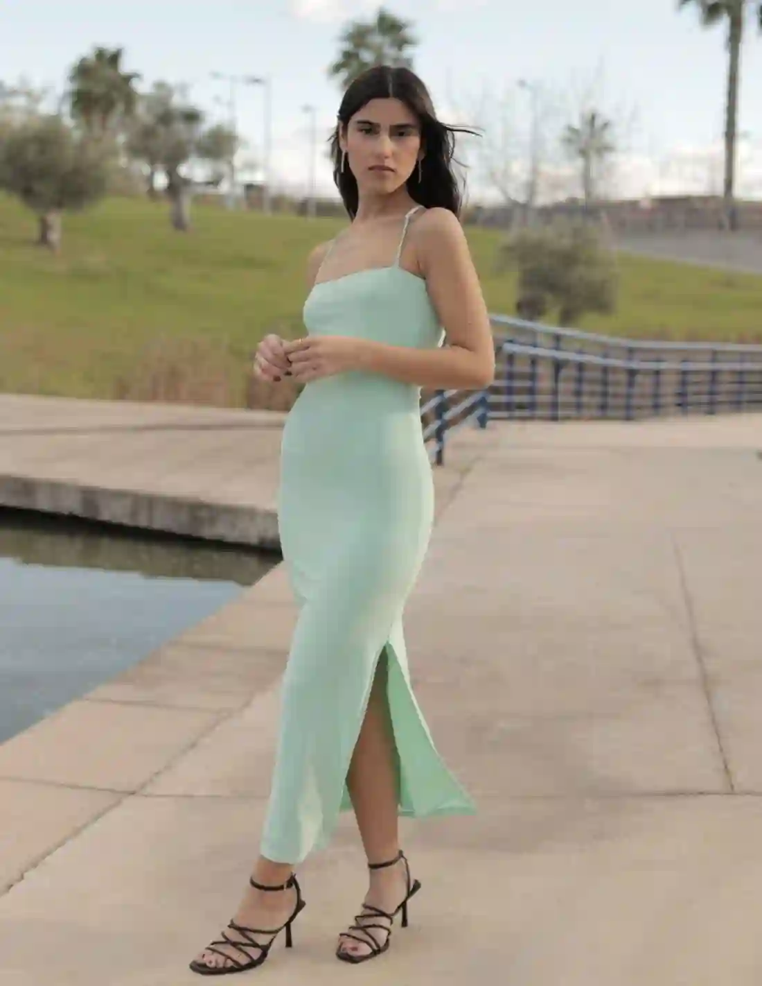 Vestido midi de fiesta con tirantes cruzados verde agua