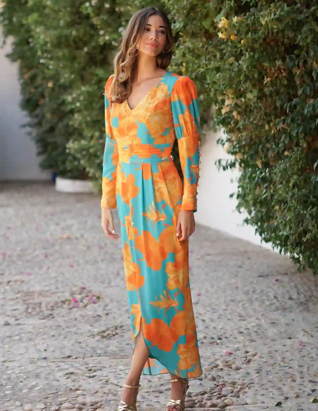 Vestido de fiesta midi estampado en tonos vibrantes