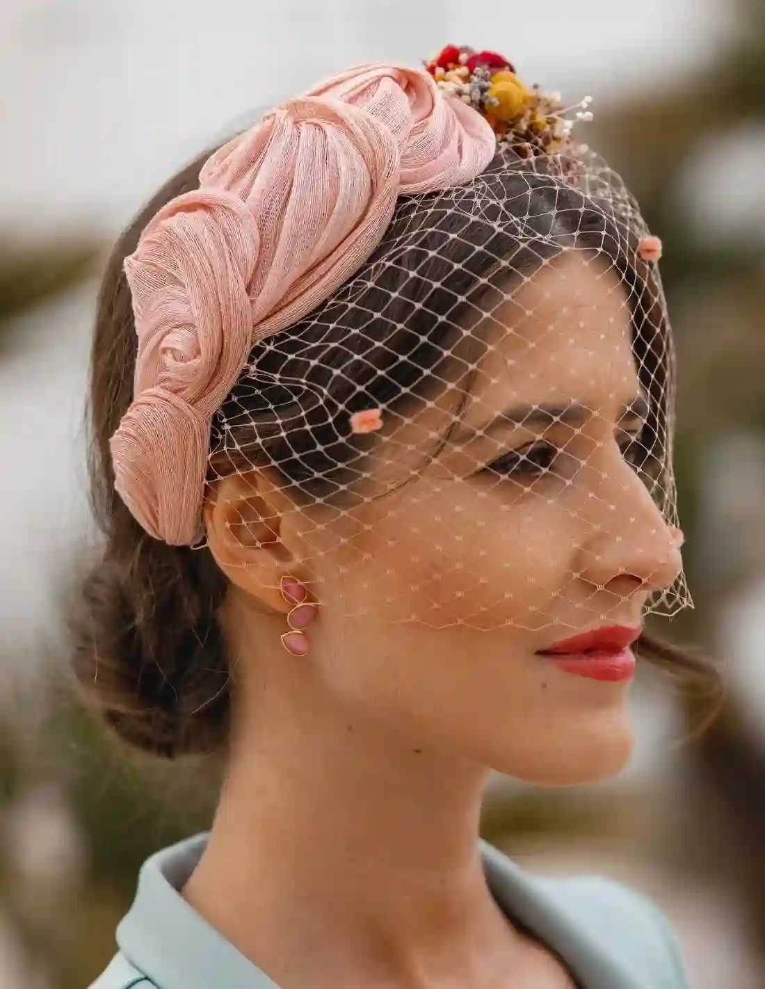 Diadema de fiesta arrugada con nudos y adorno lateral floral