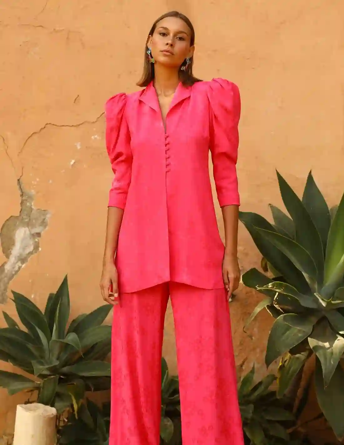 Traje de chaqueta con tejido fluido y pantalón palazzo