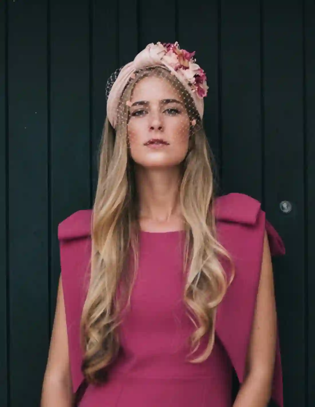 Diadema anudada rosa con flores preservadas