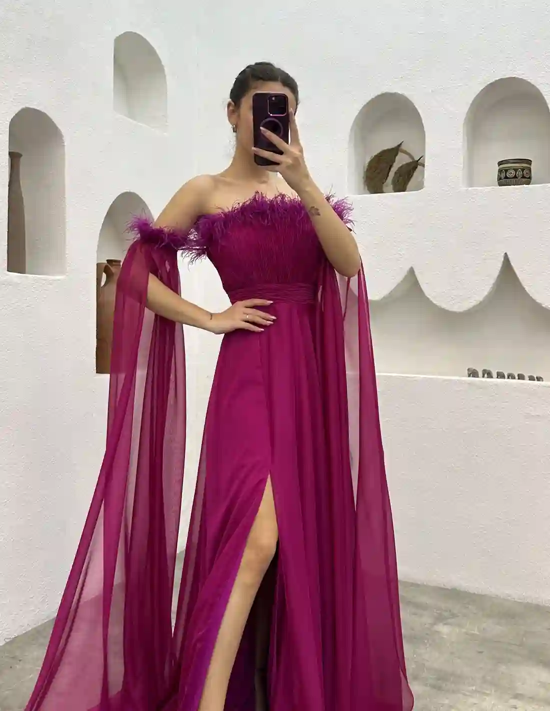 Vestido largo de fiesta con detalle plumas y manga capa