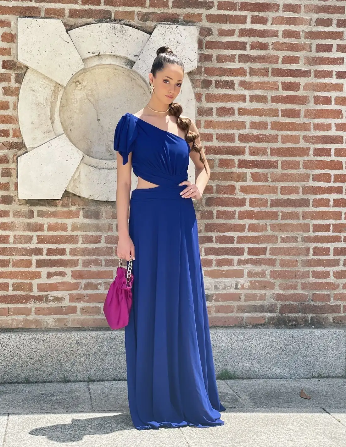 Vestido de fiesta largo con cut-out lateral y escote asimétrico con lazo