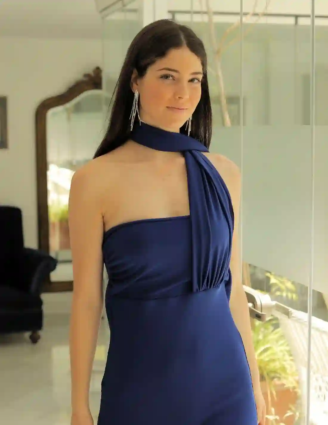 Vestido de fiesta midi azul royal con fular