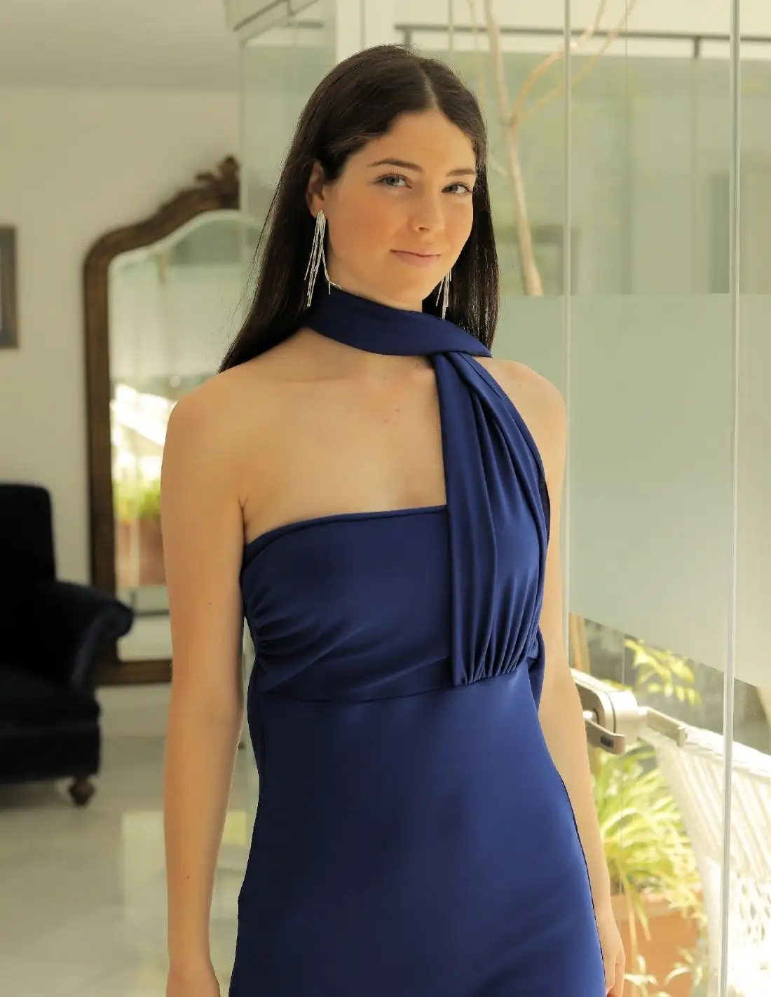 Vestido de fiesta midi azul royal con fular