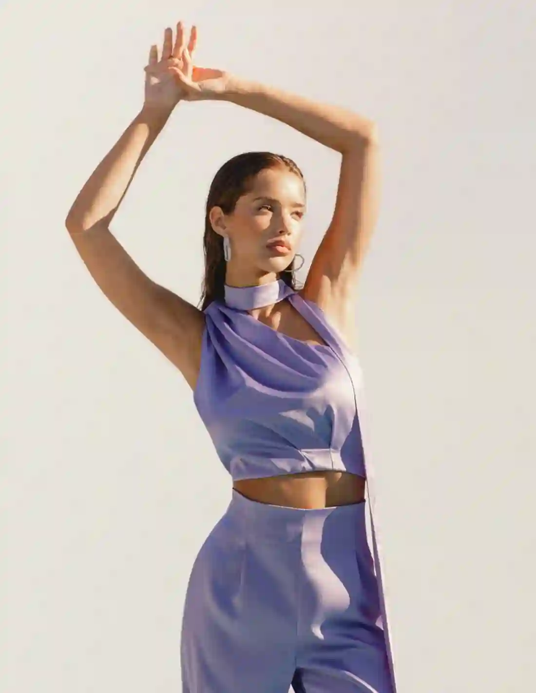 Crop top de fiesta con escote asimétrico y gargantilla