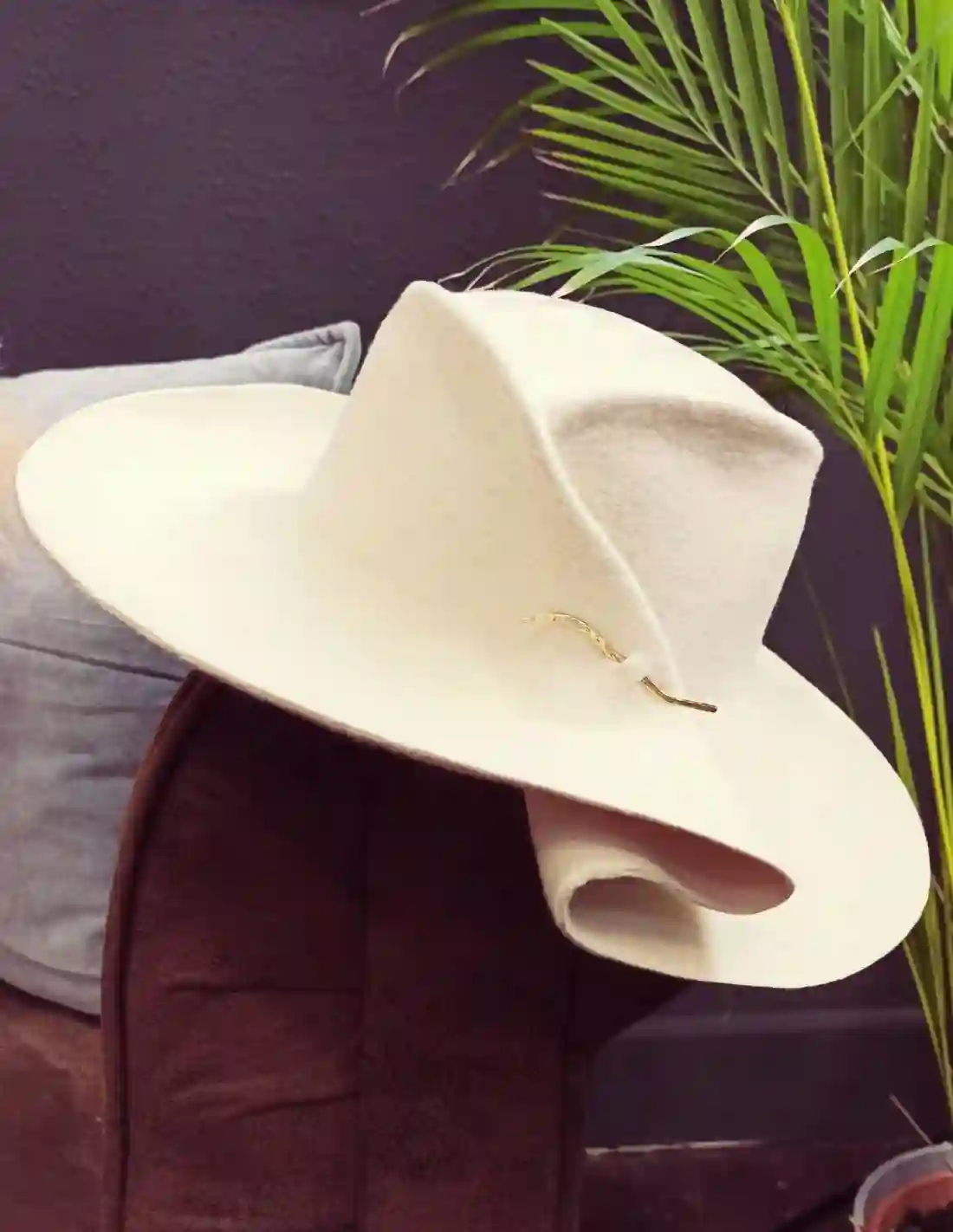 Sombrero de lana con pliegue y detalle metalizado