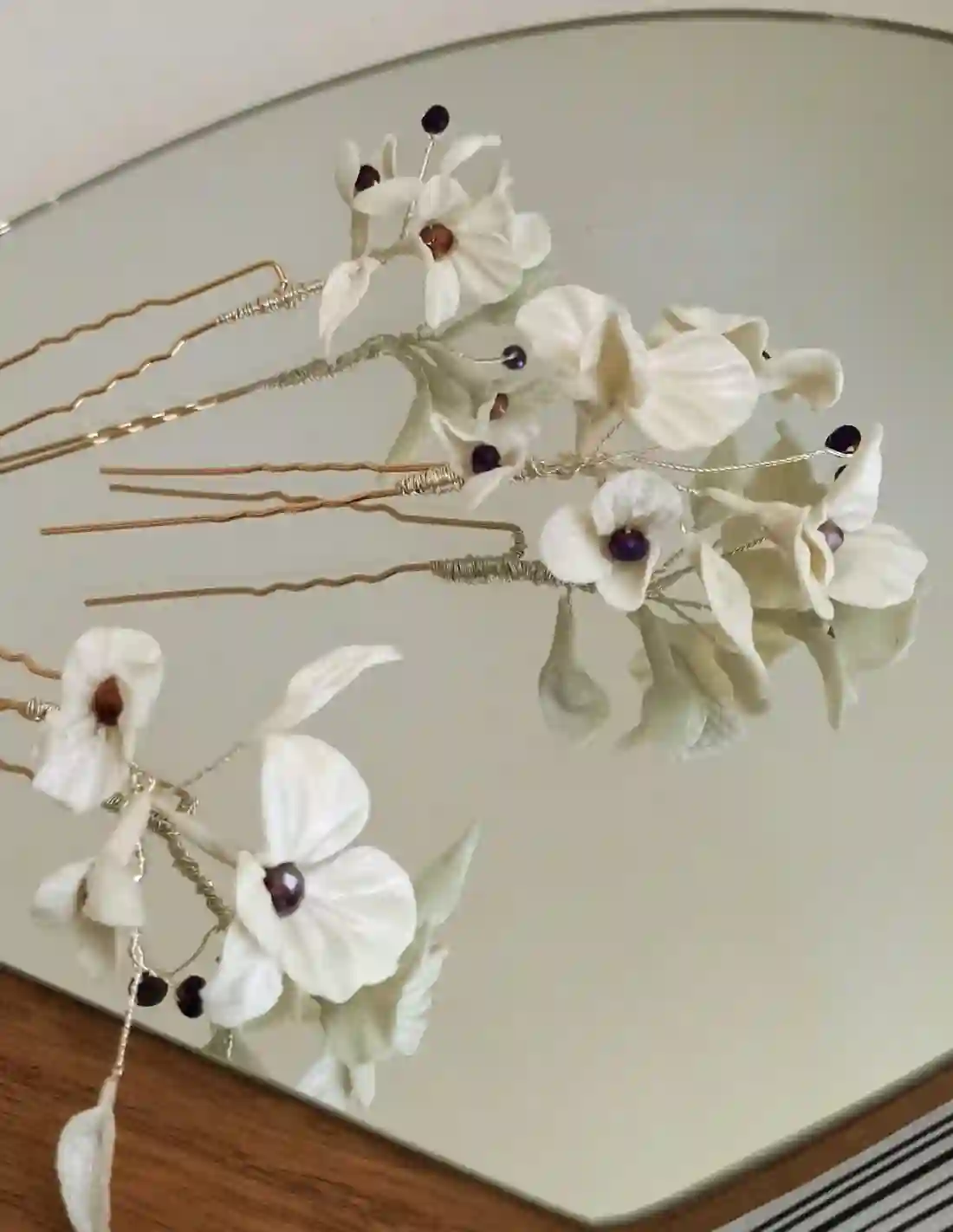 Conjunto de horquillas con flores y detalles de pedrería
