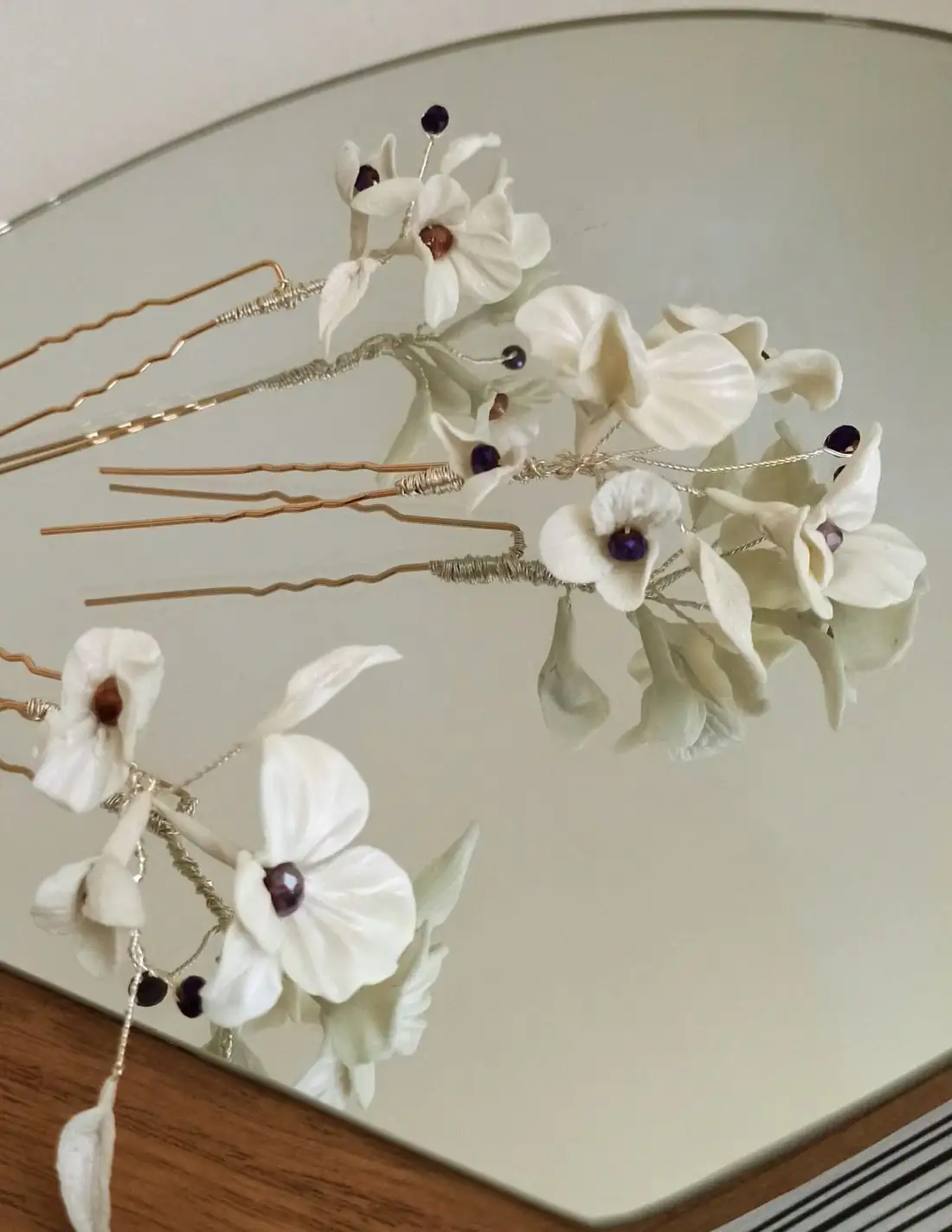 Conjunto de horquillas con flores y detalles de pedrería