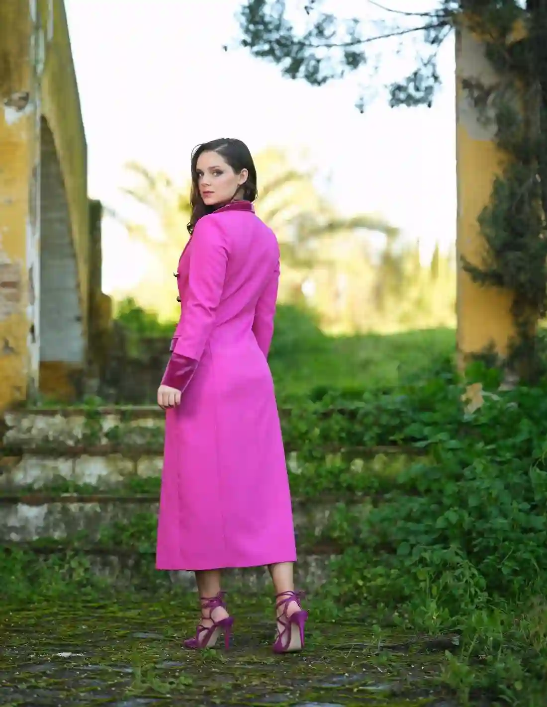 Vestido de fiesta cruzado con escote pronunciado