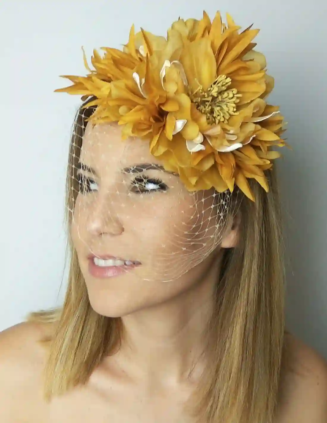 Tocado de flor con velo
