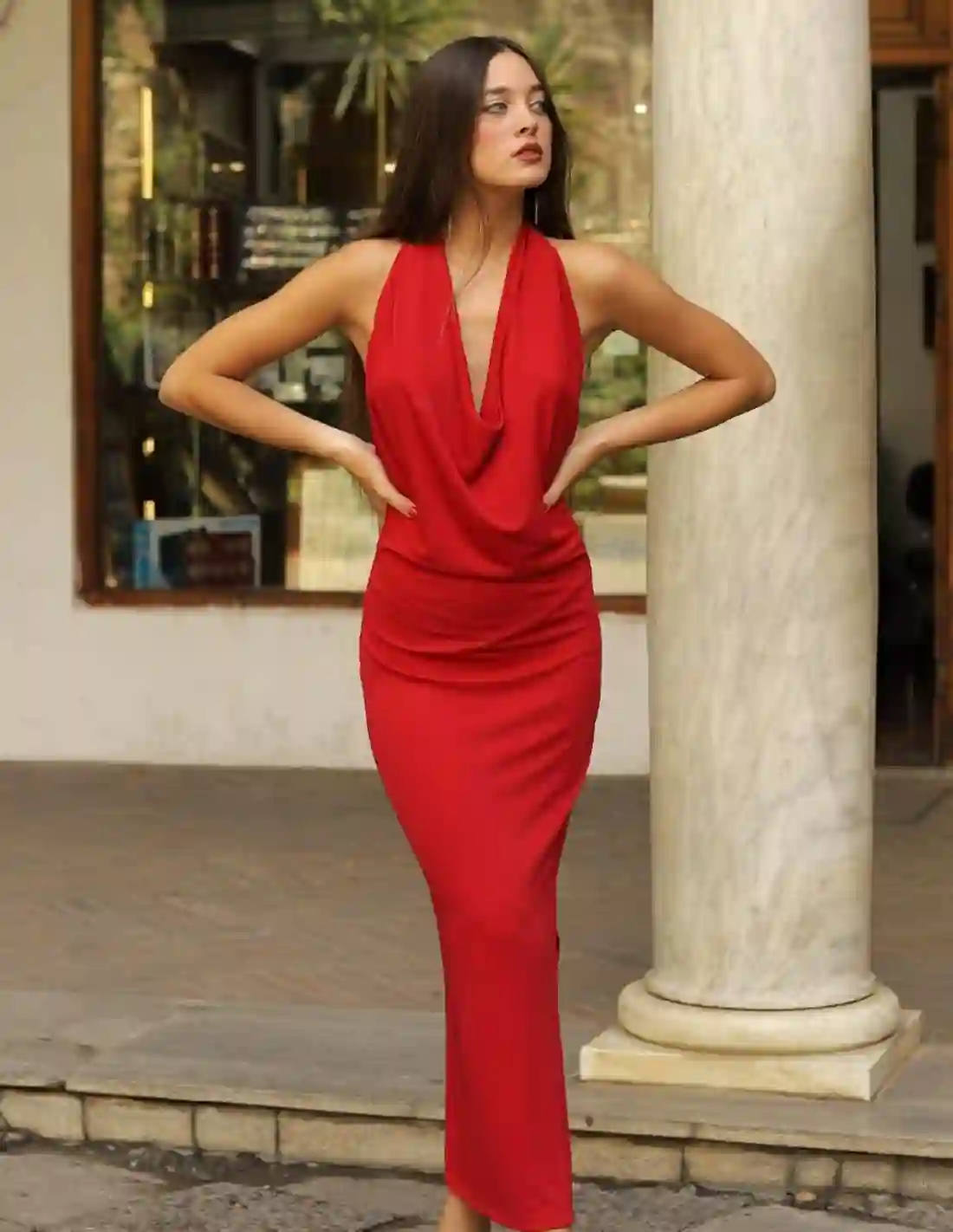 Vestido de fiesta con espalda descubierta y escote cascada