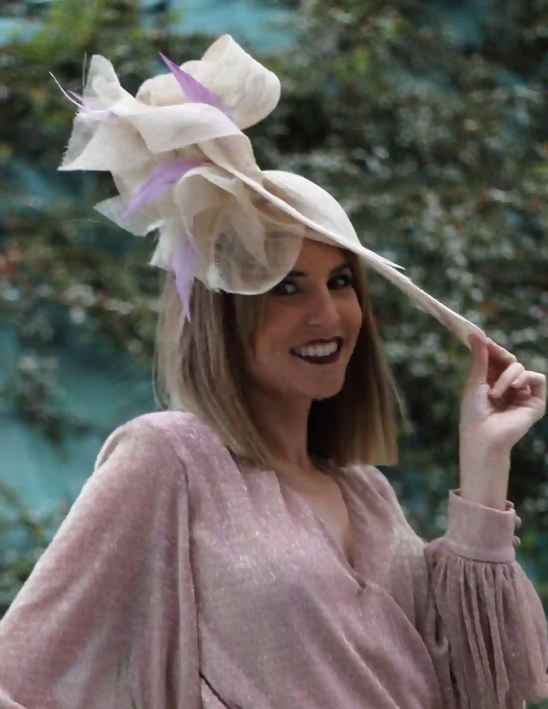Pamela de rafia estilo plato con tiras y plumas moradas