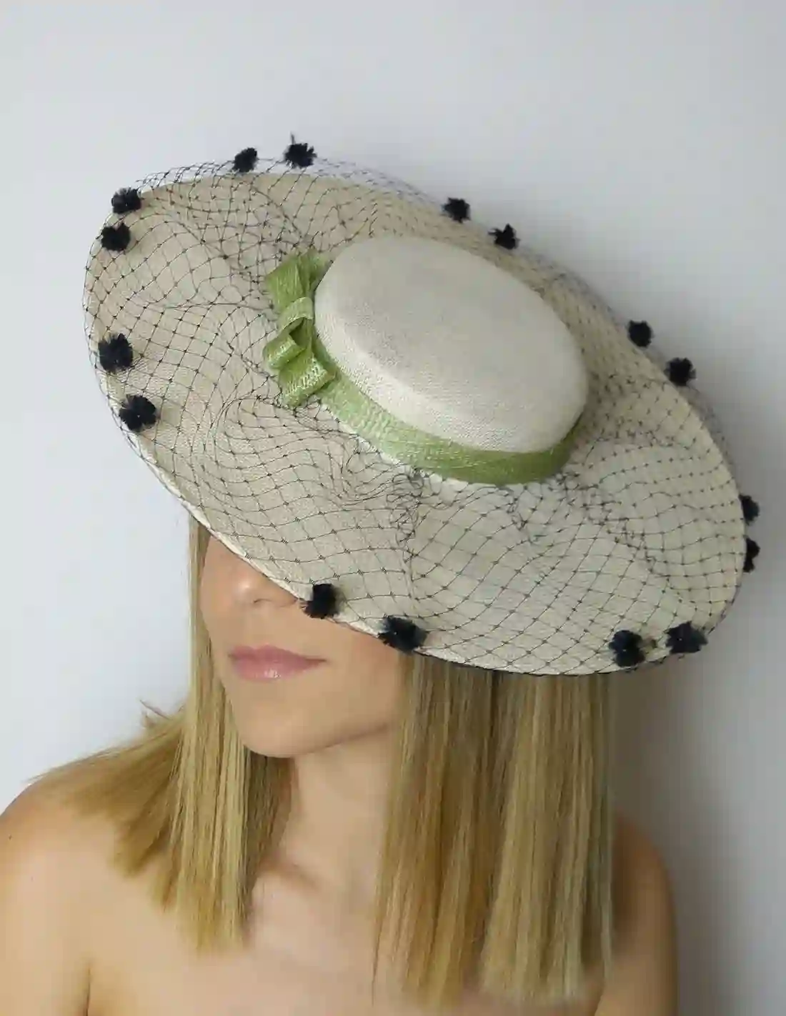 Pamela estilo canotier con velo y plumeti negro