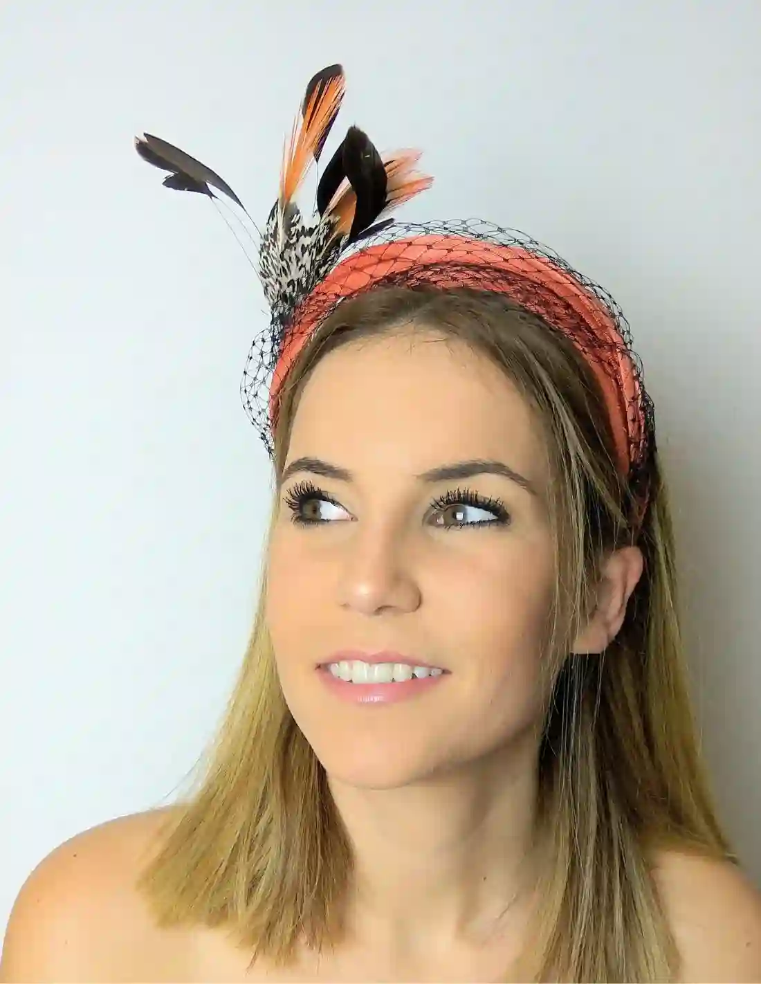 Diadema con rejilla superpuesta y plumas laterales