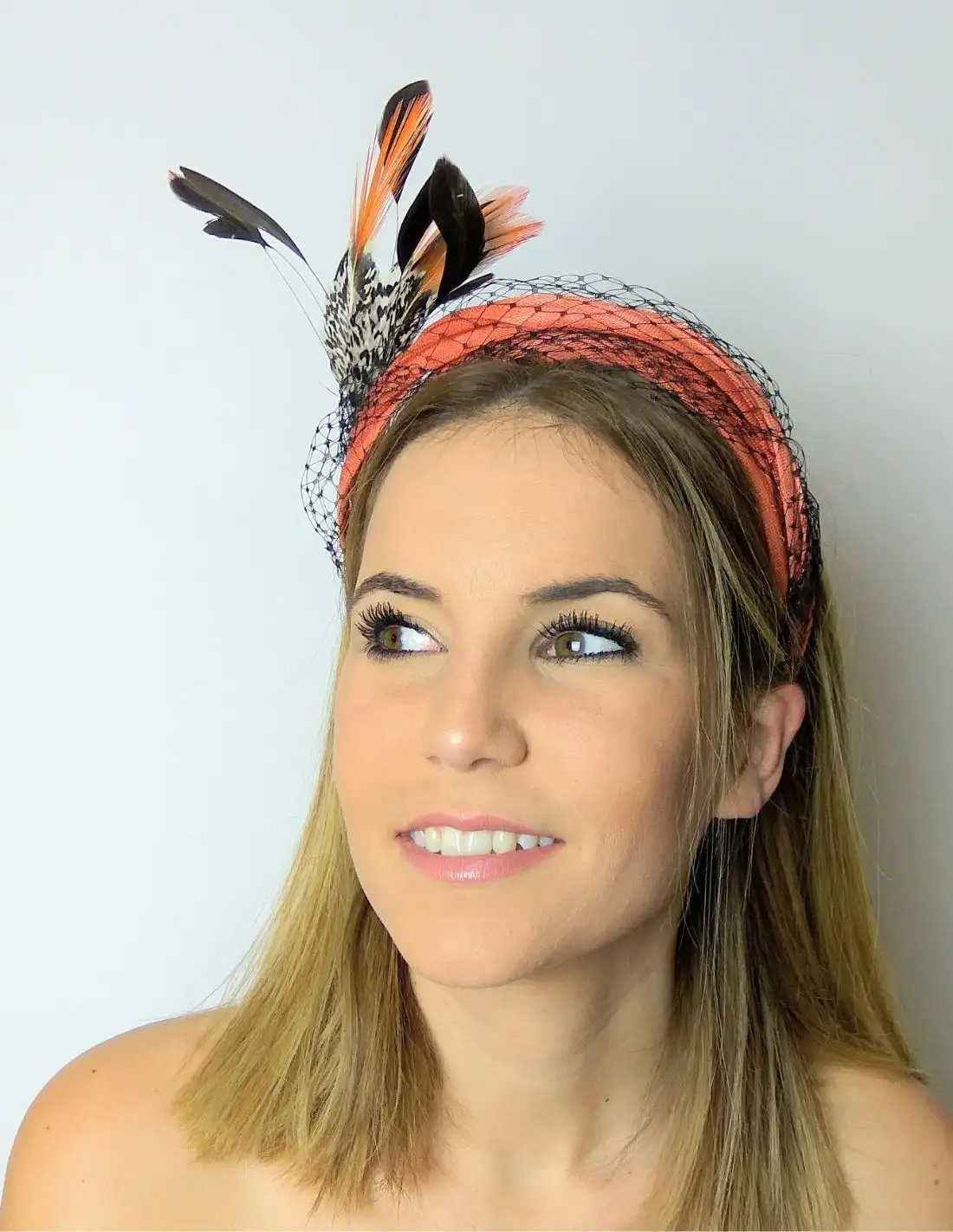 Diadema con rejilla superpuesta y plumas laterales