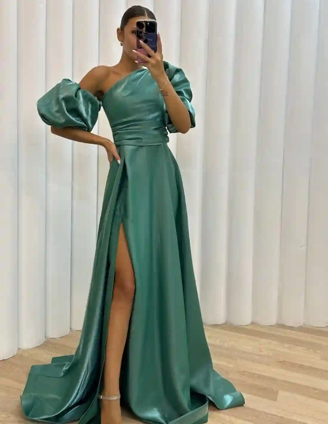 Vestido largo de fiesta de satén con manga globo