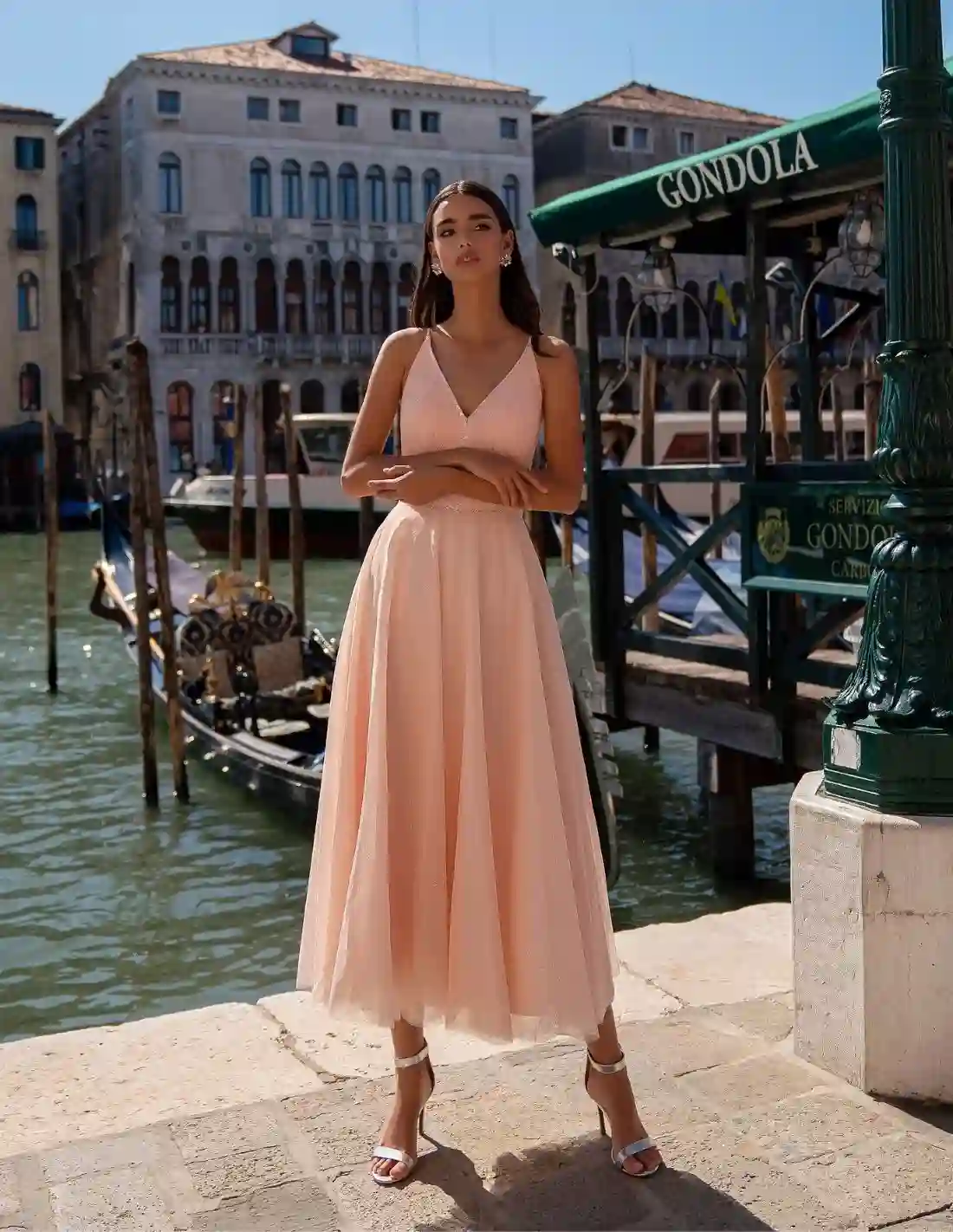 Vestido midi de tul brillante y cuerpo plisado
