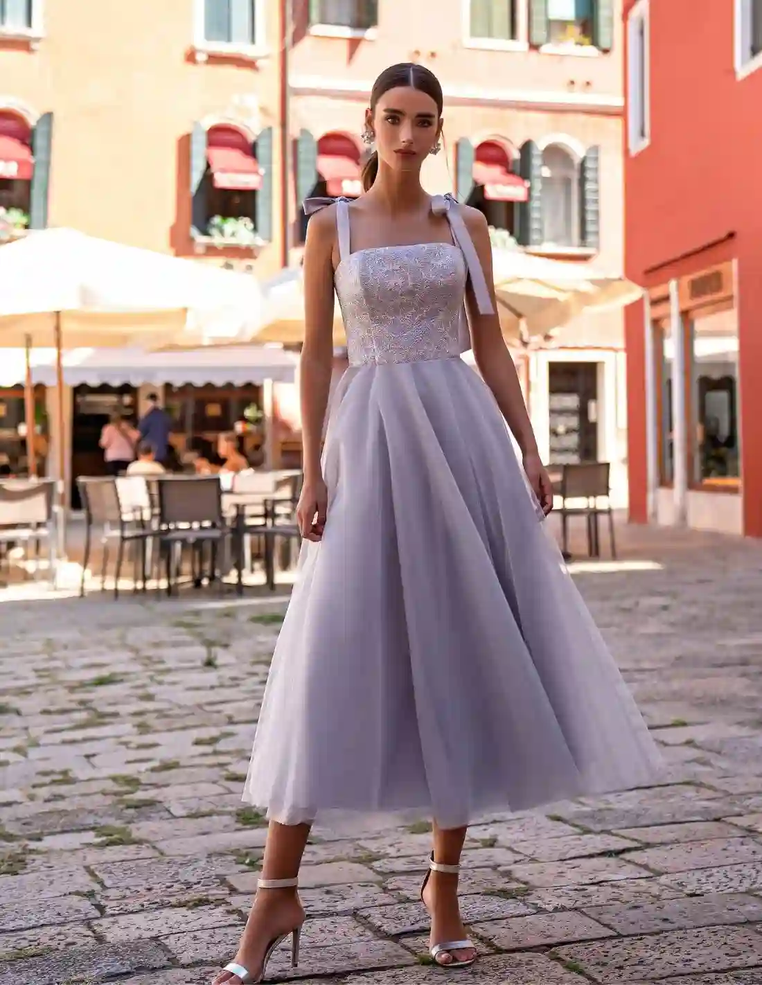 Vestido de fiesta midi con tirantes lazo y falda de tul