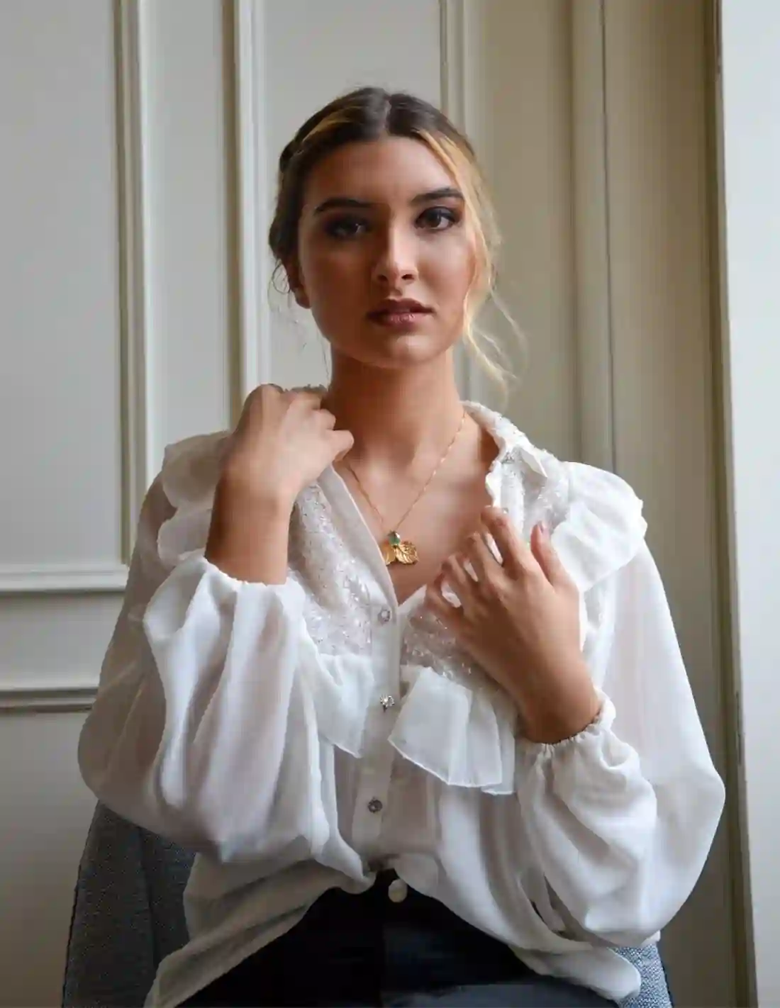Blusa de fiesta blanca con volantes y cristales