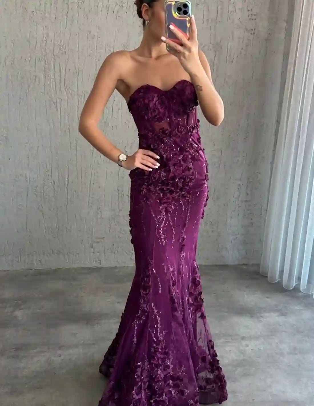Vestido de fiesta sin tirantes y detalles de rosas