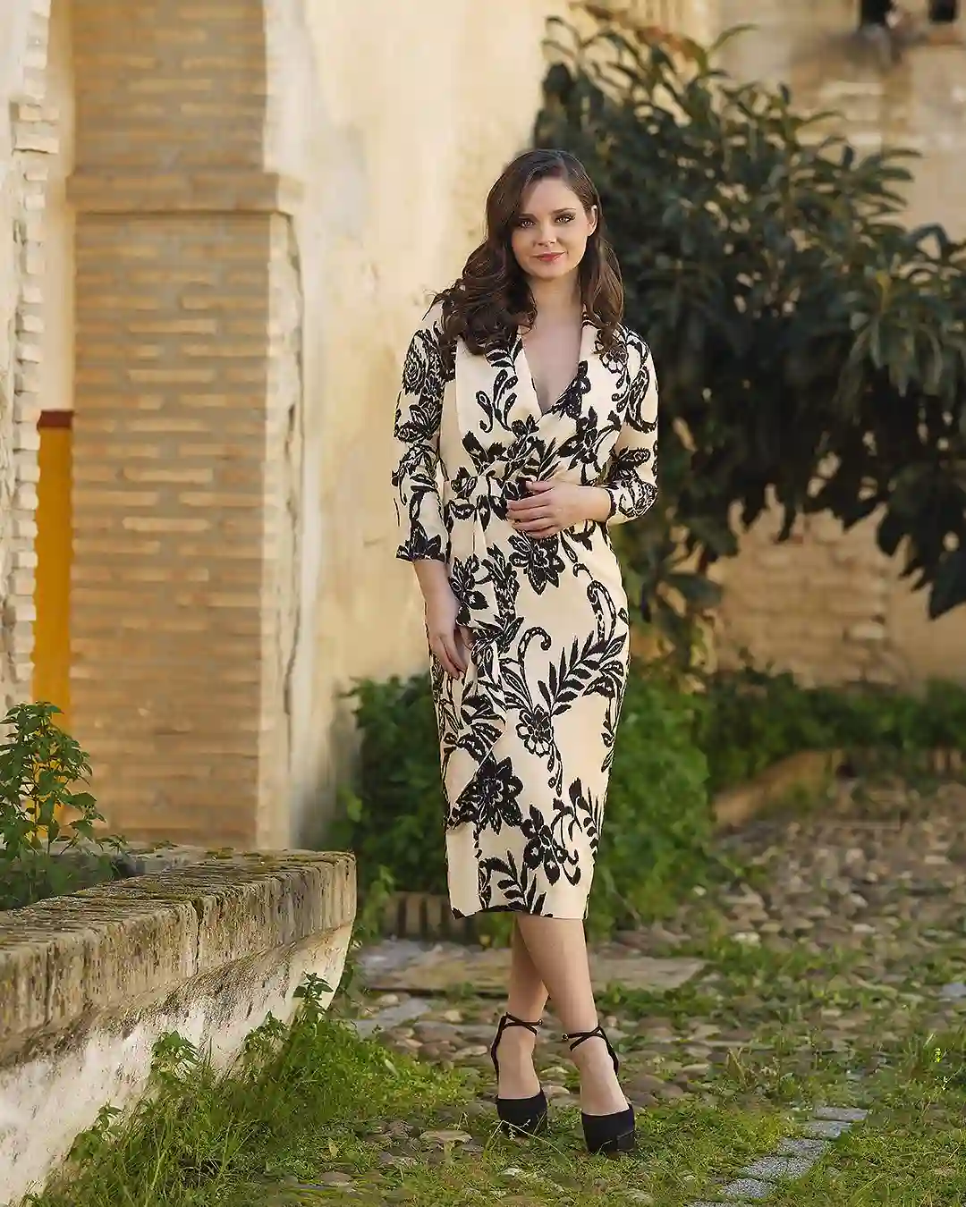 Vestido midi de fiesta estampado con volante en la falda