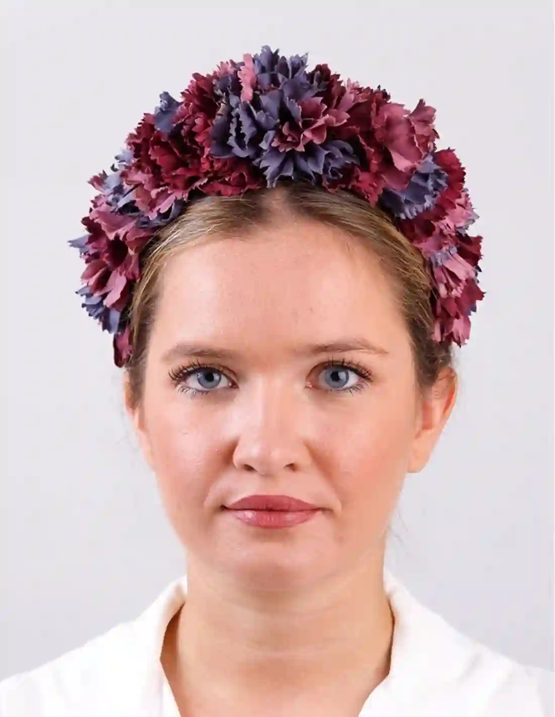 Diadema de flores con pétalos malva, vino y añil