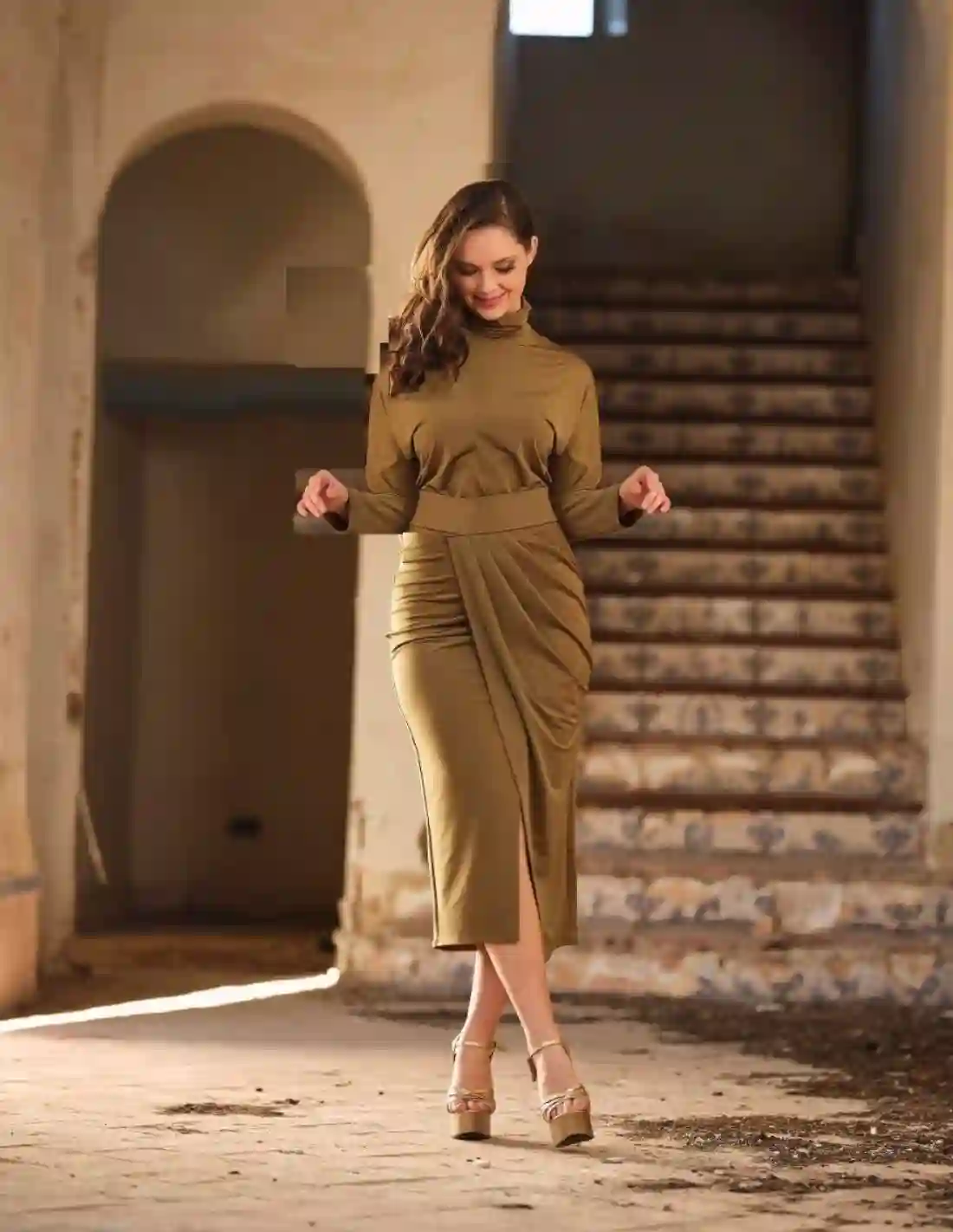 Vestido midi de fiesta de manga larga con cuello alto
