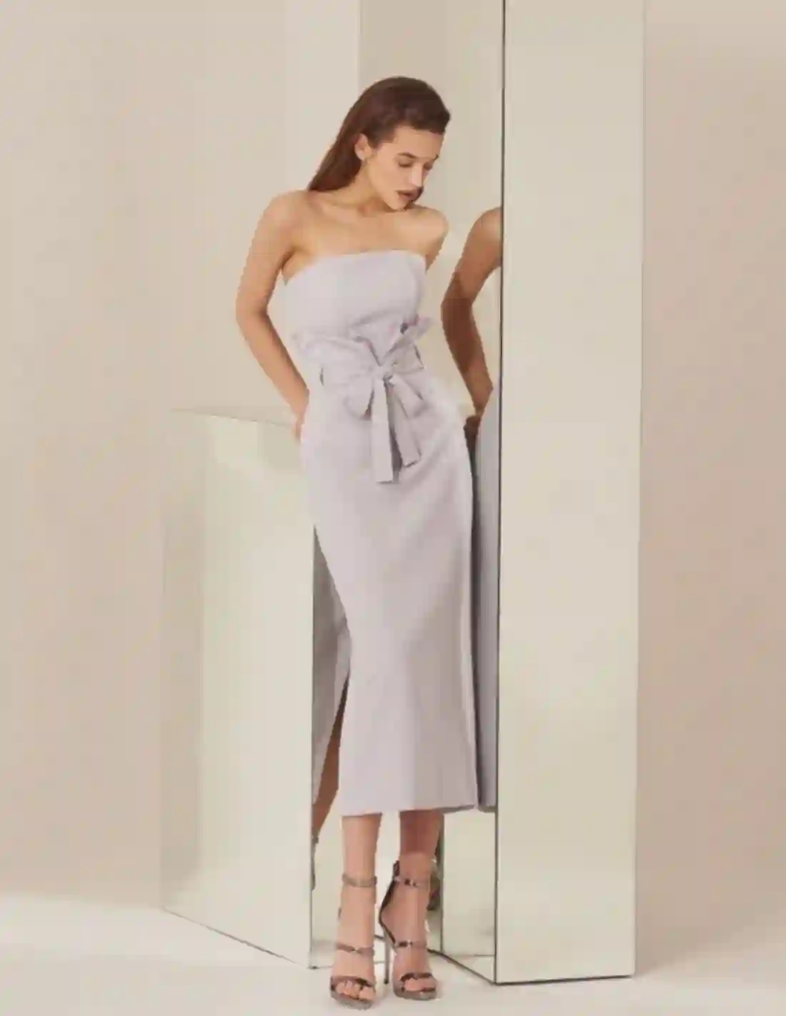 Vestido midi de fiesta palabra de honor con lazo al centro