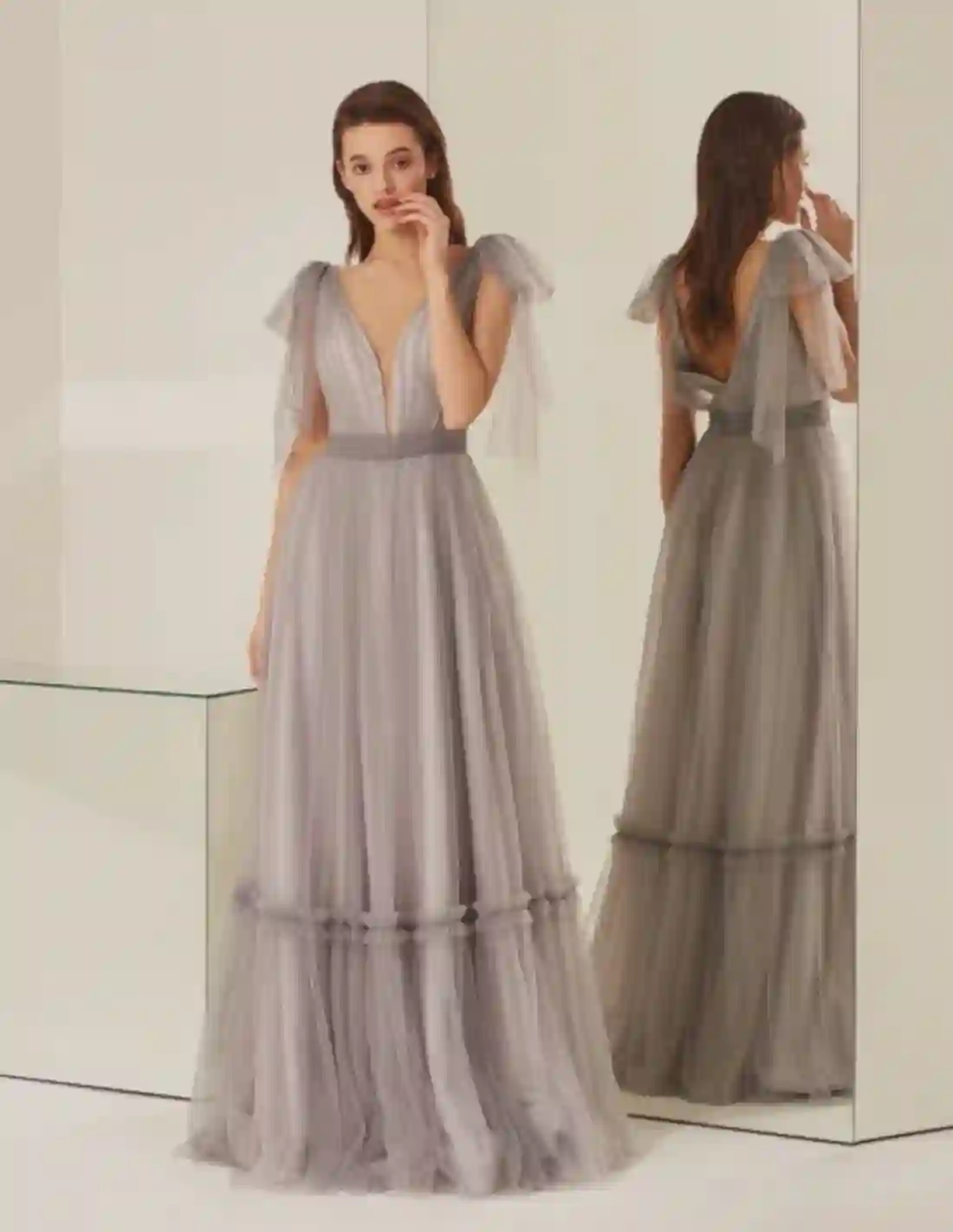 Vestido de fiesta largo con capas de tul y lazos