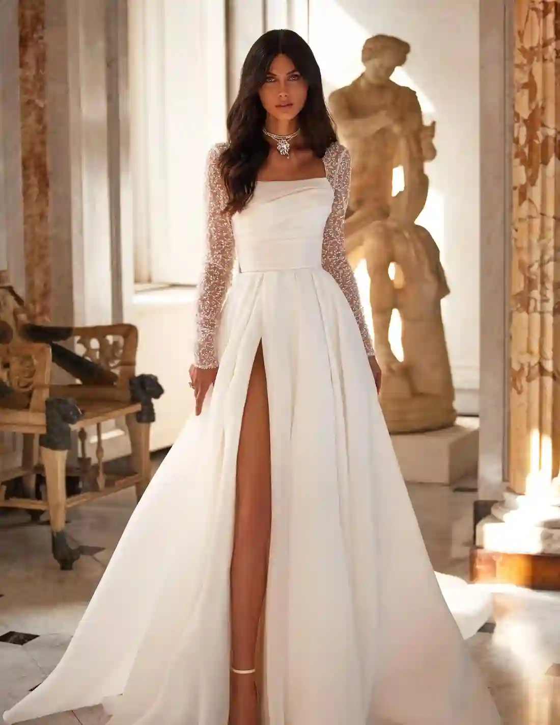 Vestido largo de novia con escote recto y mangas bordadas con pedrería