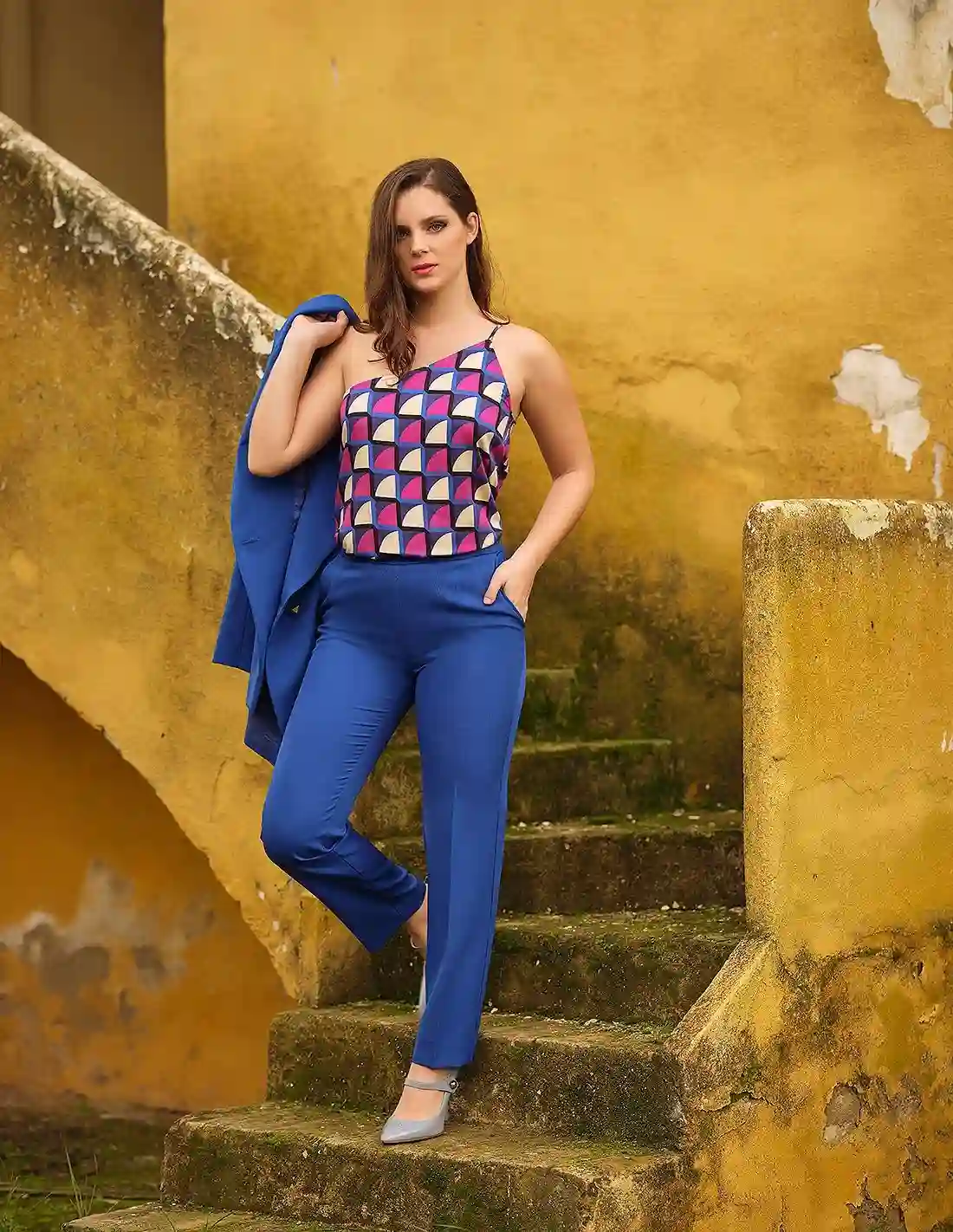 Top de fiesta asimétrico con tejido estampado