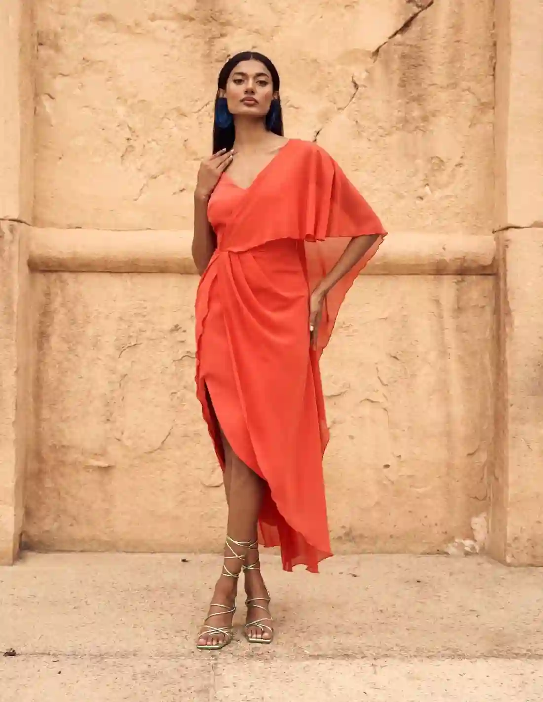 Vestido midi de fiesta con capa asimétrica y fruncido