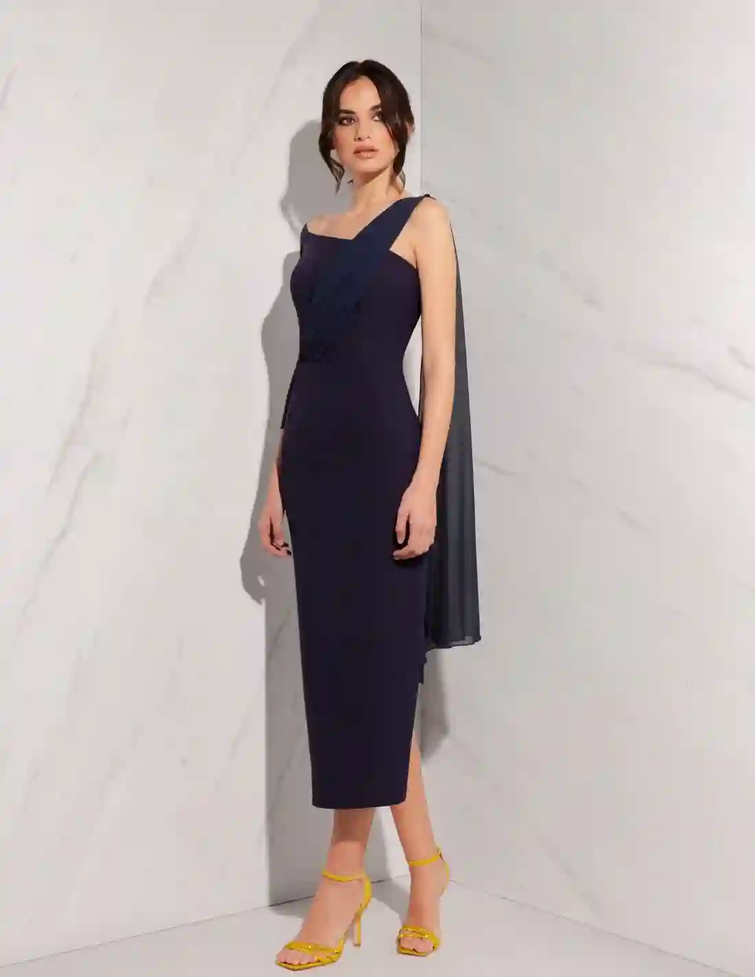 Vestido midi de fiesta con escote asimétrico y capa