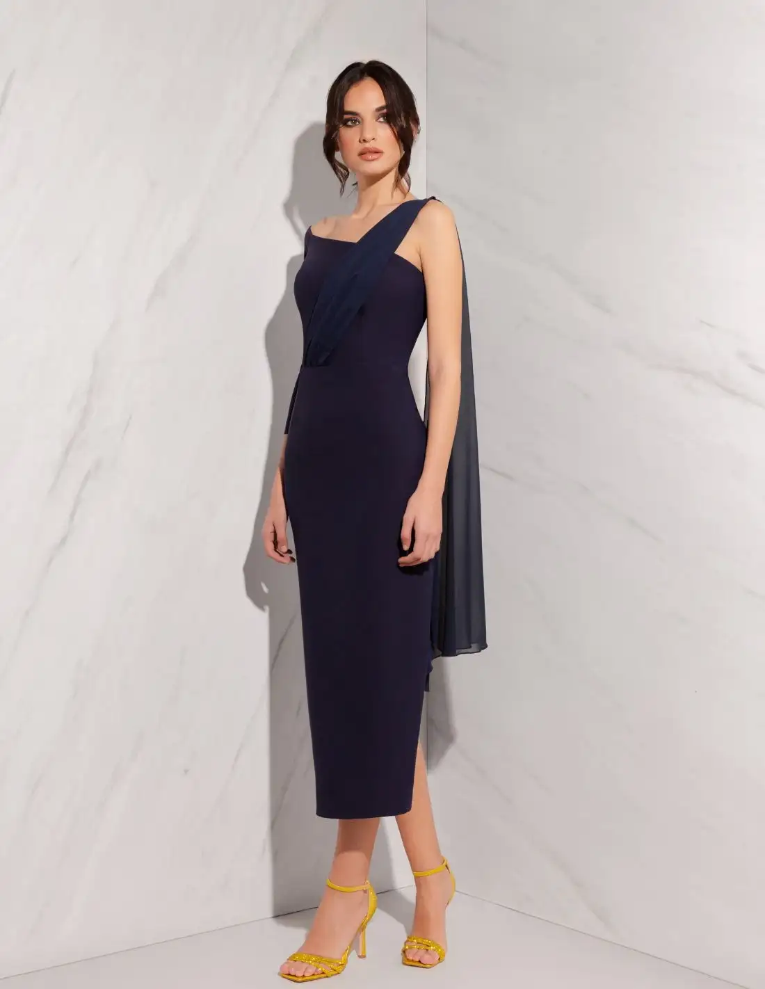 Vestido midi de fiesta con escote asimétrico y capa