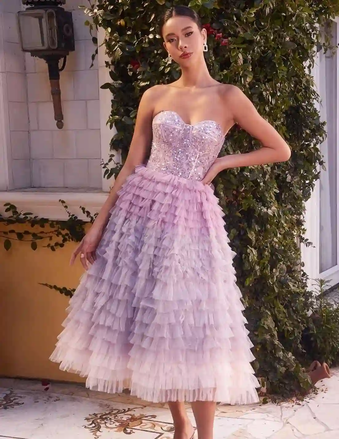 Vestido midi con corpiño de pedrería y falda con volantes de tul