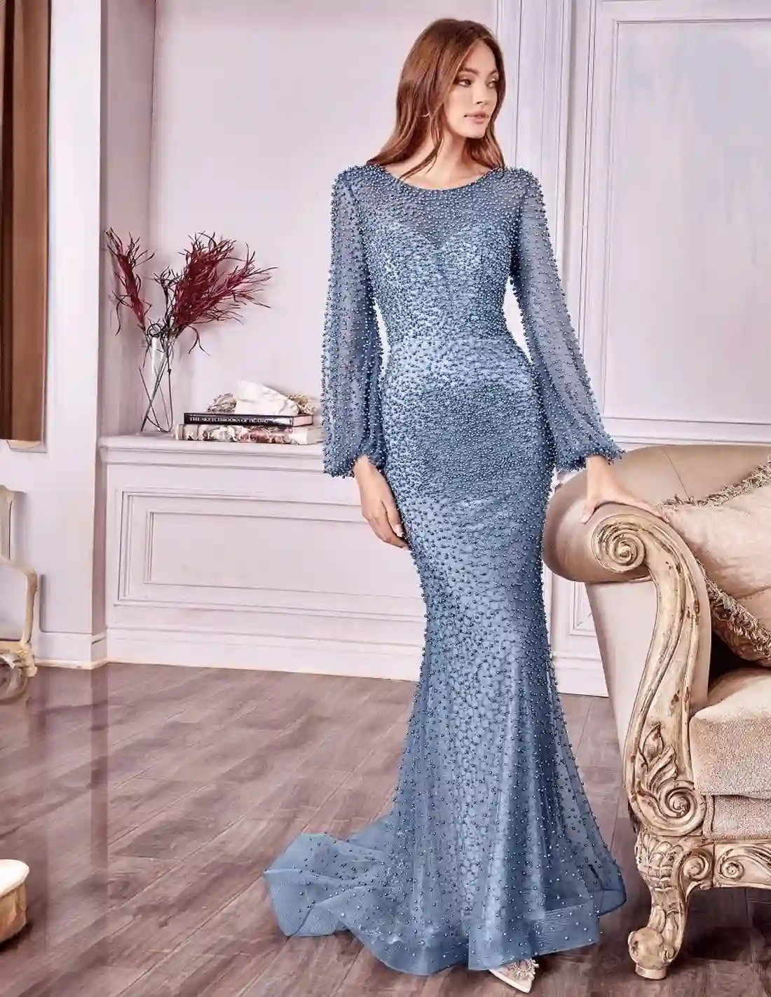 Vestido de fiesta largo de manga larga con transparencias cubierto de perlitas