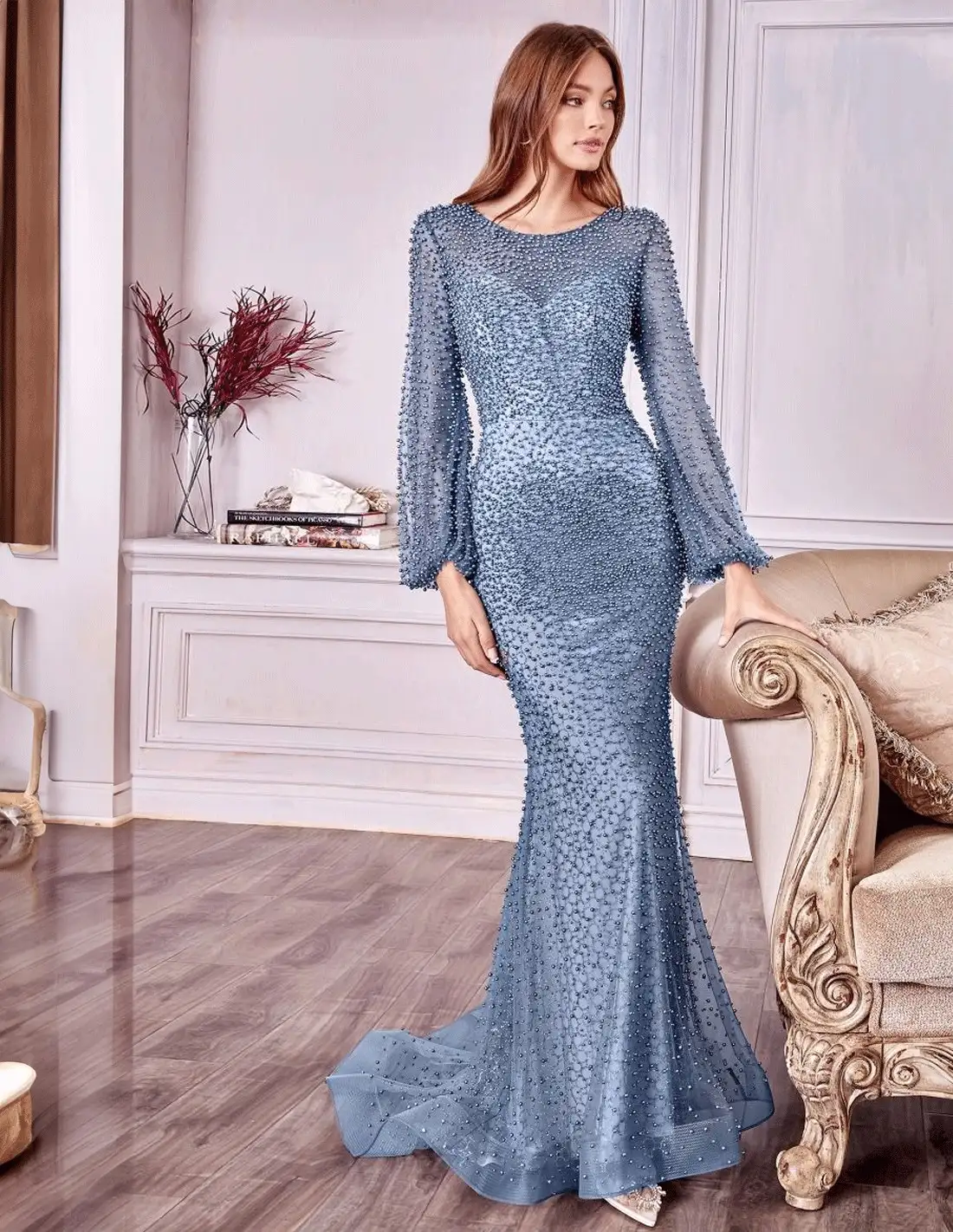 Vestido de fiesta largo de manga larga con transparencias cubierto de perlitas