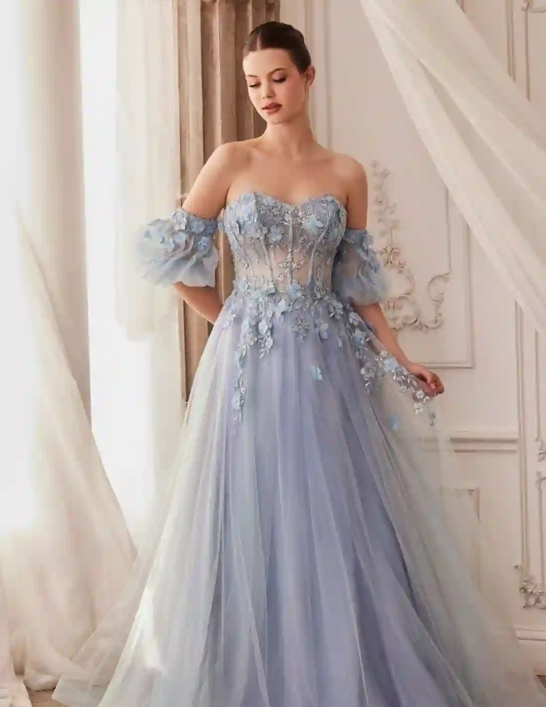 Vestido largo de fiesta con corsé de pedrería y falda de tul