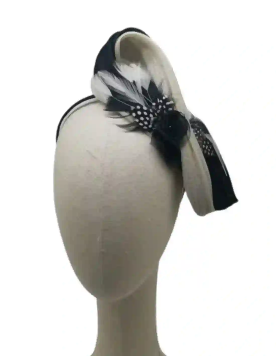 Tocado lazada blanca y negra con apliques de plumas