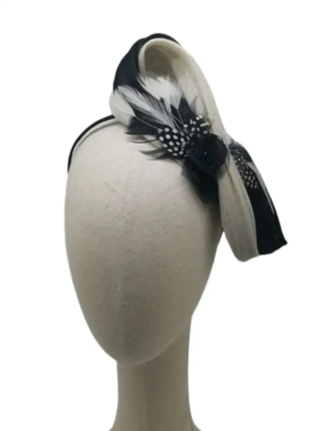Tocado lazada blanca y negra con apliques de plumas