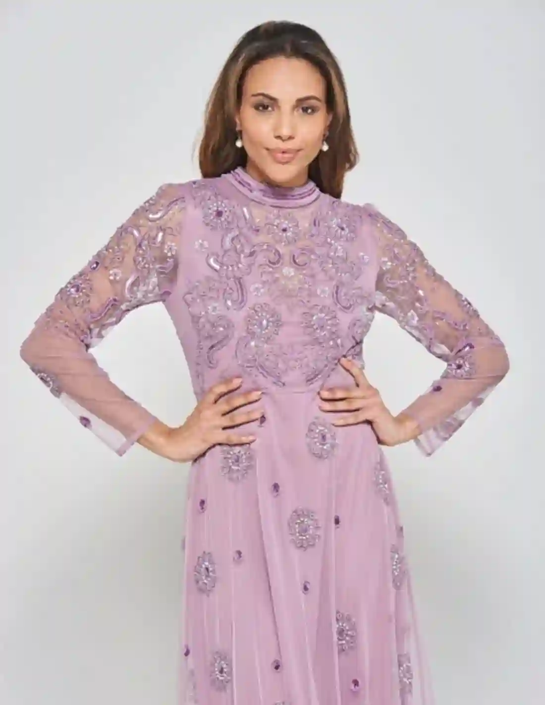 Vestido largo de fiesta con manga larga bordada de pedrería malva