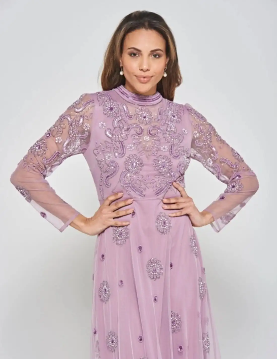 Vestido largo de fiesta con manga larga bordada de pedrería malva