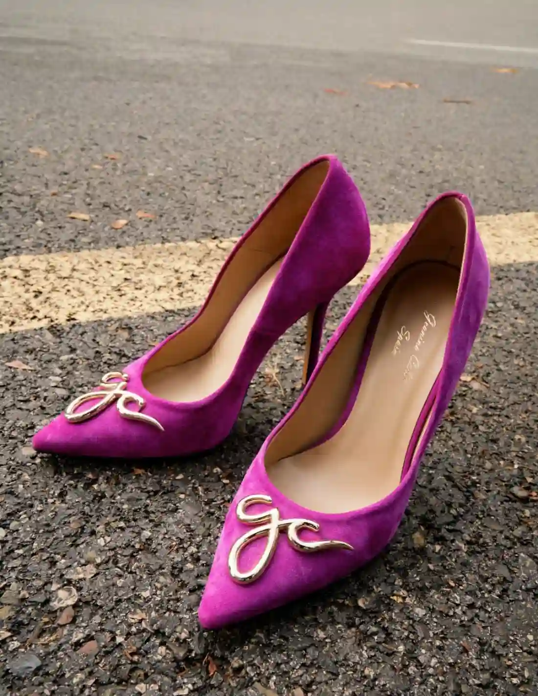 Zapatos de fiesta buganvilla de ante con hebilla decorativa