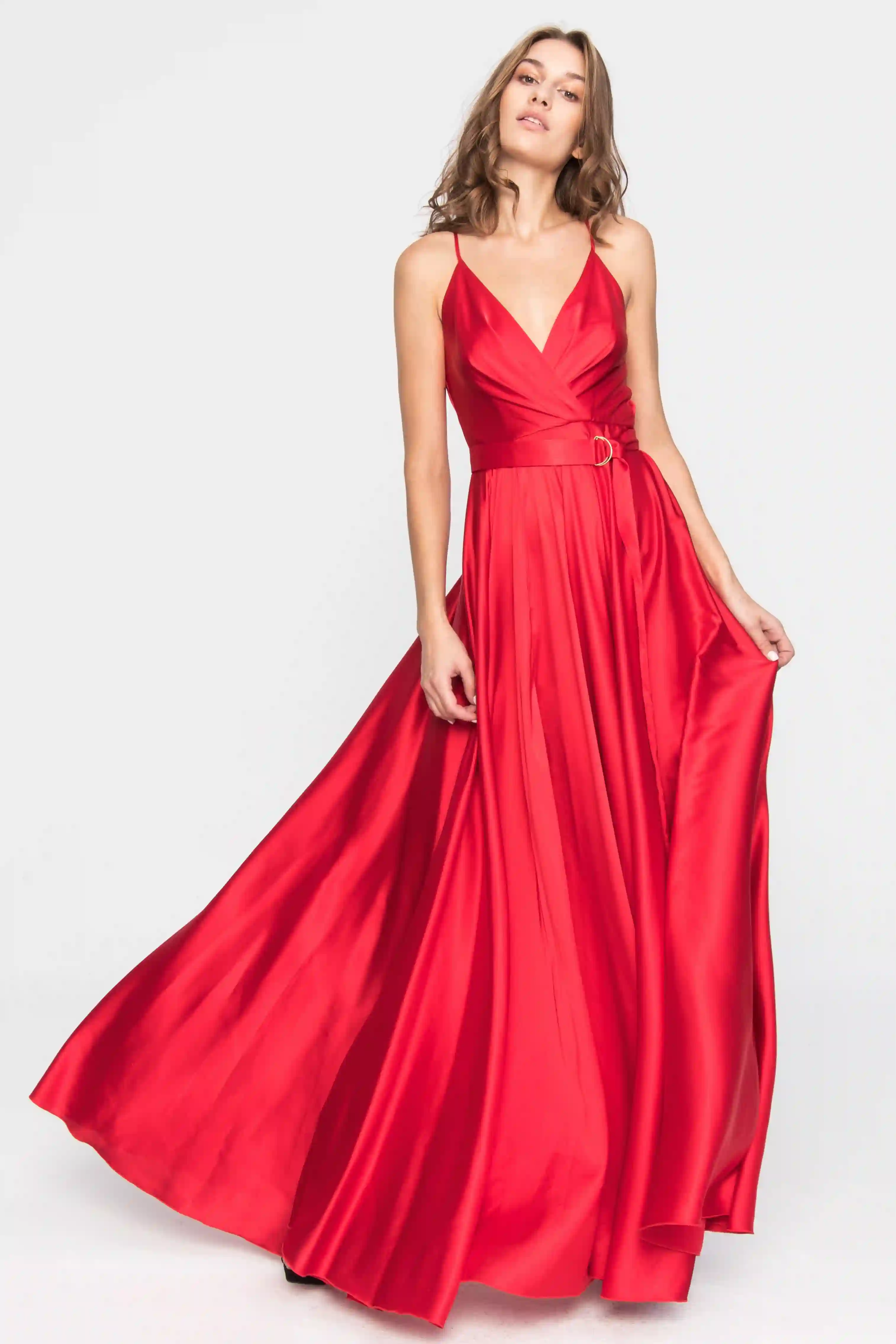 Vestido largo de fiesta rojo con tirantes y falda con vuelo