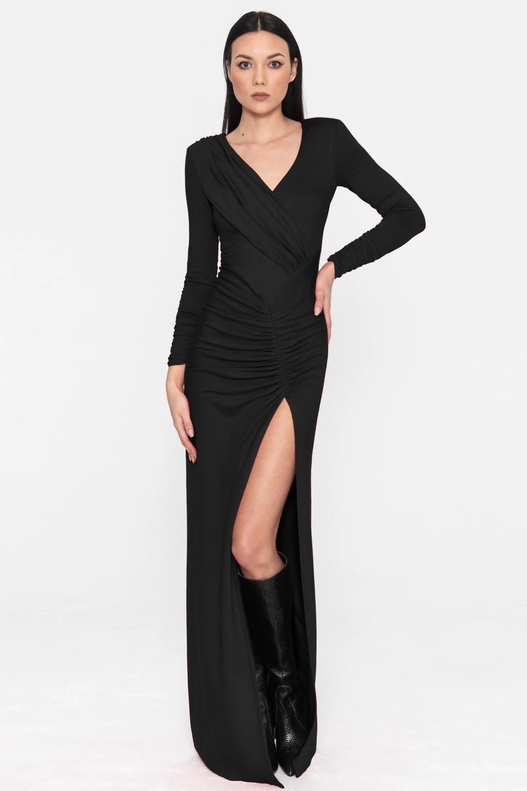 Vestido negro de fiesta largo con manga larga y abertura